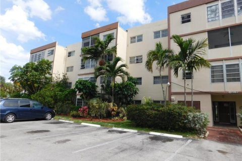 Condo in Fort Lauderdale, Florida, 2 bedrooms № 2154178 - photo 1