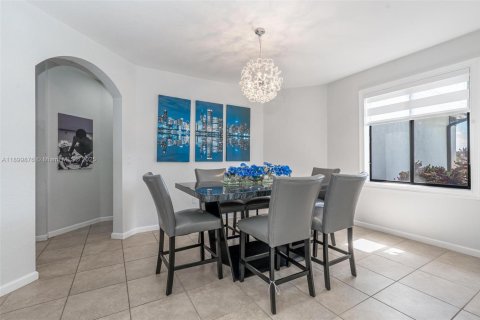 House in Miami, Florida 4 bedrooms, 246.47 sq.m. № 1952902 - photo 4