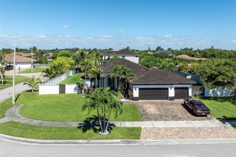 House in Miami, Florida 4 bedrooms, 246.47 sq.m. № 1952902 - photo 1