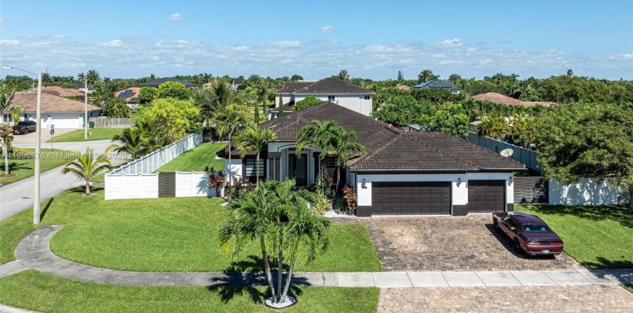 House in Miami, Florida 4 bedrooms, 246.47 sq.m. № 1952902
