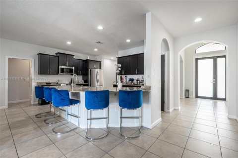 House in Miami, Florida 4 bedrooms, 246.47 sq.m. № 1952902 - photo 12