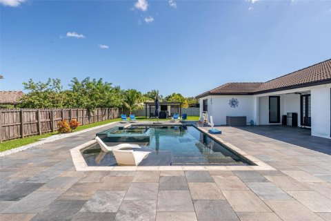 House in Miami, Florida 4 bedrooms, 246.47 sq.m. № 1952902 - photo 2