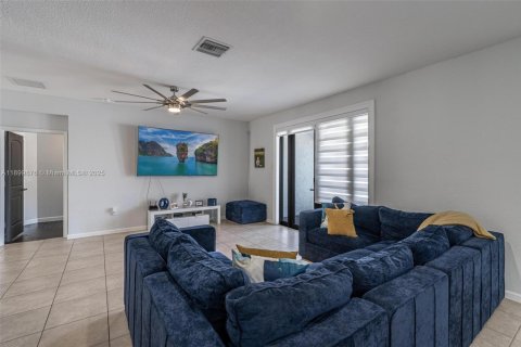 House in Miami, Florida 4 bedrooms, 246.47 sq.m. № 1952902 - photo 17