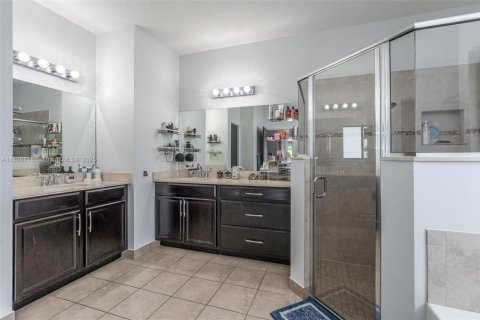 House in Miami, Florida 4 bedrooms, 246.47 sq.m. № 1952902 - photo 30