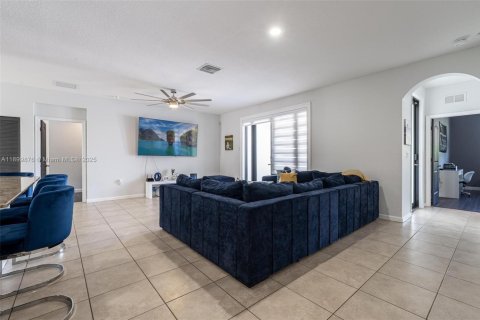 House in Miami, Florida 4 bedrooms, 246.47 sq.m. № 1952902 - photo 16