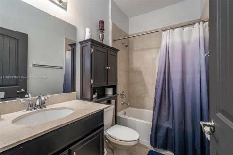 House in Miami, Florida 4 bedrooms, 246.47 sq.m. № 1952902 - photo 24