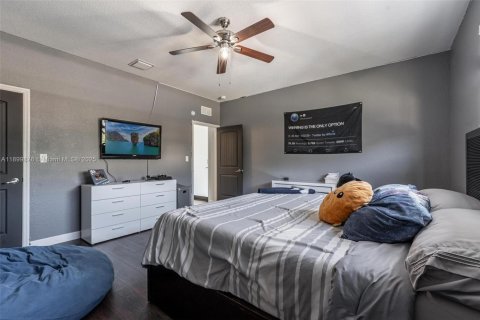 House in Miami, Florida 4 bedrooms, 246.47 sq.m. № 1952902 - photo 20