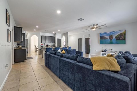 House in Miami, Florida 4 bedrooms, 246.47 sq.m. № 1952902 - photo 18