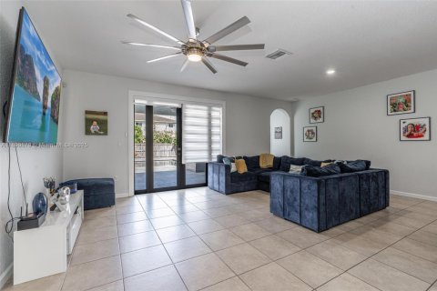 House in Miami, Florida 4 bedrooms, 246.47 sq.m. № 1952902 - photo 15
