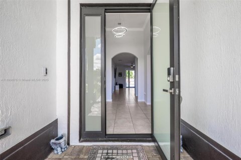 House in Miami, Florida 4 bedrooms, 246.47 sq.m. № 1952902 - photo 5