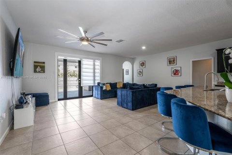 House in Miami, Florida 4 bedrooms, 246.47 sq.m. № 1952902 - photo 11