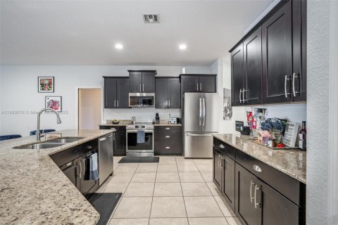 House in Miami, Florida 4 bedrooms, 246.47 sq.m. № 1952902 - photo 13