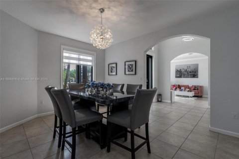 House in Miami, Florida 4 bedrooms, 246.47 sq.m. № 1952902 - photo 9