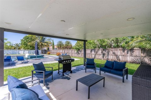House in Miami, Florida 4 bedrooms, 246.47 sq.m. № 1952902 - photo 3