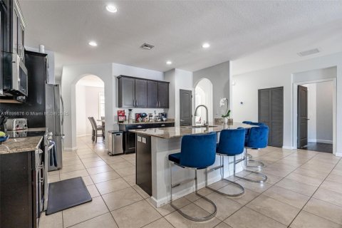House in Miami, Florida 4 bedrooms, 246.47 sq.m. № 1952902 - photo 14