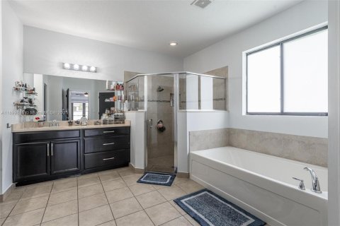 House in Miami, Florida 4 bedrooms, 246.47 sq.m. № 1952902 - photo 29