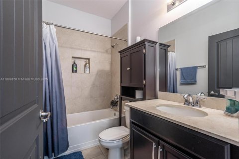 House in Miami, Florida 4 bedrooms, 246.47 sq.m. № 1952902 - photo 21