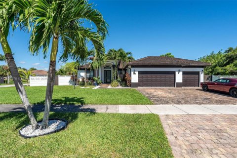 House in Miami, Florida 4 bedrooms, 246.47 sq.m. № 1952902 - photo 6