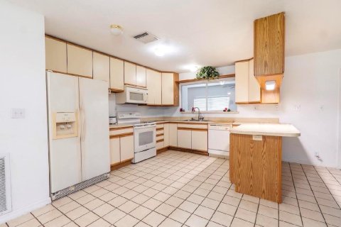 House in Okeechobee, Florida 3 bedrooms, 159.05 sq.m. № 2400004 - photo 8