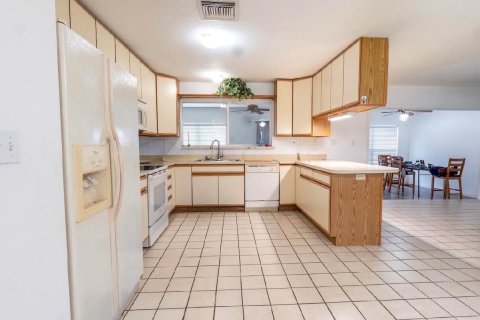 House in Okeechobee, Florida 3 bedrooms, 159.05 sq.m. № 2400004 - photo 7