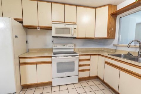 House in Okeechobee, Florida 3 bedrooms, 159.05 sq.m. № 2400004 - photo 9