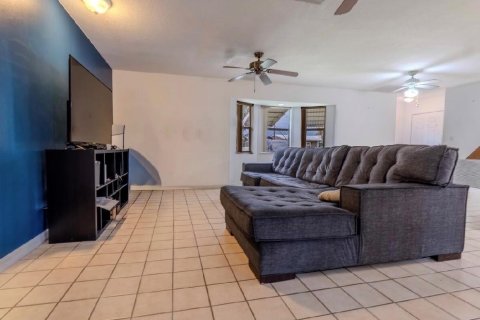 House in Okeechobee, Florida 3 bedrooms, 159.05 sq.m. № 2400004 - photo 12