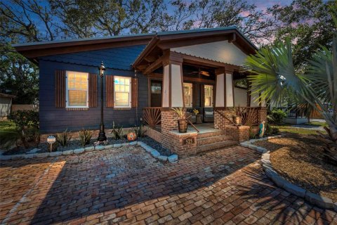 House in Dunedin, Florida 2 bedrooms, 98.85 sq.m. № 1639732 - photo 1