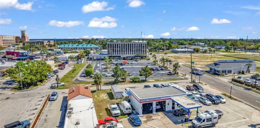 Immobilier commercial à Punta Gorda, Floride 126.35 m2 № 2094601