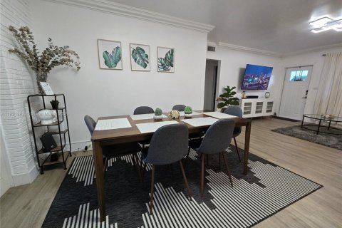 House in Hollywood, Florida 3 bedrooms, 136.66 sq.m. № 1975938 - photo 9