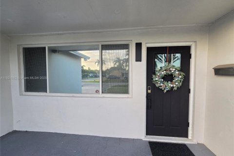 House in Hollywood, Florida 3 bedrooms, 136.66 sq.m. № 1975938 - photo 6