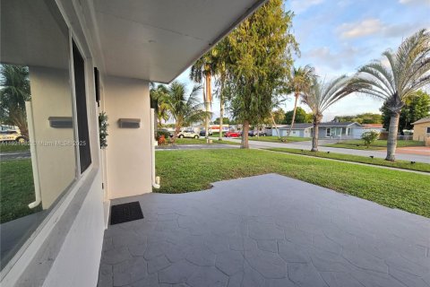 House in Hollywood, Florida 3 bedrooms, 136.66 sq.m. № 1975938 - photo 7