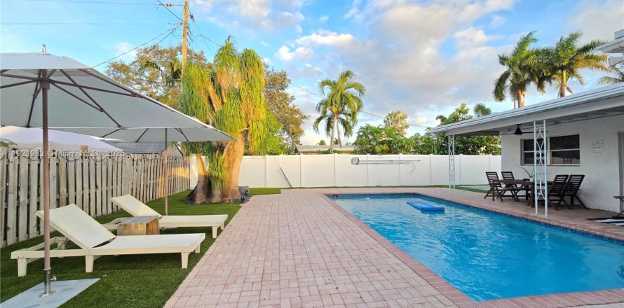 House in Hollywood, Florida 3 bedrooms, 136.66 sq.m. № 1975938