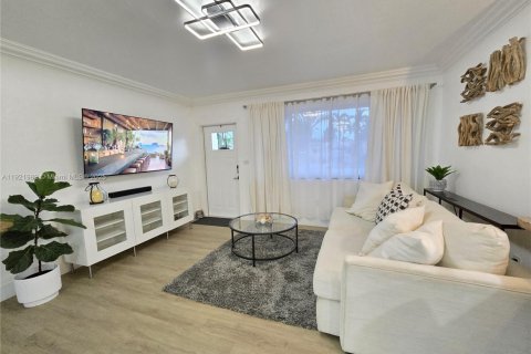 House in Hollywood, Florida 3 bedrooms, 136.66 sq.m. № 1975938 - photo 12