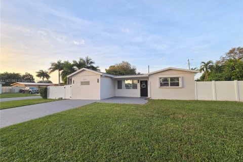 House in Hollywood, Florida 3 bedrooms, 136.66 sq.m. № 1975938 - photo 5