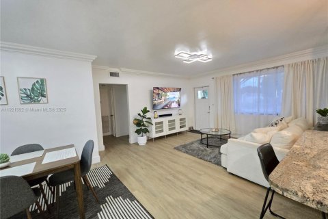 House in Hollywood, Florida 3 bedrooms, 136.66 sq.m. № 1975938 - photo 11