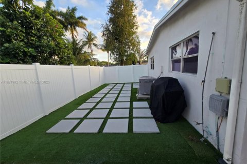 House in Hollywood, Florida 3 bedrooms, 136.66 sq.m. № 1975938 - photo 29