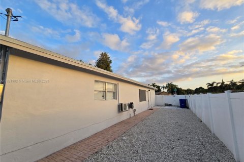 House in Hollywood, Florida 3 bedrooms, 136.66 sq.m. № 1975938 - photo 30