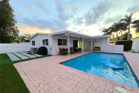 House in Hollywood, Florida 3 bedrooms, 136.66 sq.m. № 1975938 - photo 2