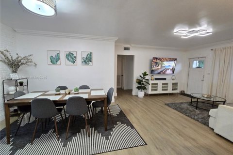 House in Hollywood, Florida 3 bedrooms, 136.66 sq.m. № 1975938 - photo 8