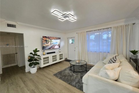 House in Hollywood, Florida 3 bedrooms, 136.66 sq.m. № 1975938 - photo 10