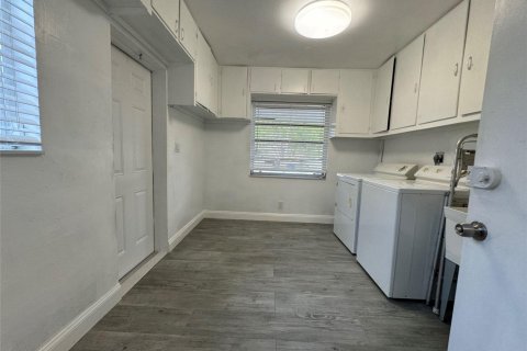 House in Fort Lauderdale, Florida 3 bedrooms № 1209213 - photo 1