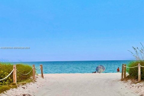 Condo in Miami Beach, Florida, 1 bedroom  № 2192938 - photo 11