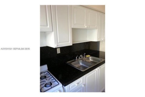 Condo in Miami Beach, Florida, 1 bedroom  № 2192938 - photo 4