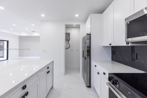 House in Cape Coral, Florida 4 bedrooms № 1961994 - photo 11