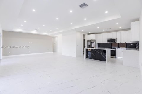 House in Cape Coral, Florida 4 bedrooms № 1961994 - photo 6