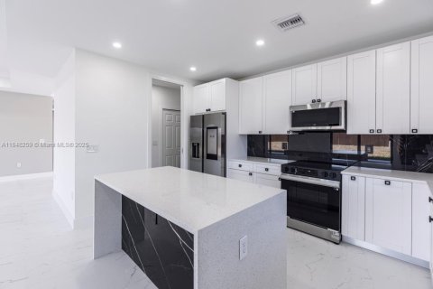 House in Cape Coral, Florida 4 bedrooms № 1961994 - photo 8