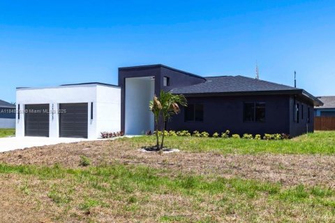 House in Cape Coral, Florida 4 bedrooms № 1961994 - photo 3