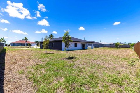 House in Cape Coral, Florida 4 bedrooms № 1961994 - photo 28