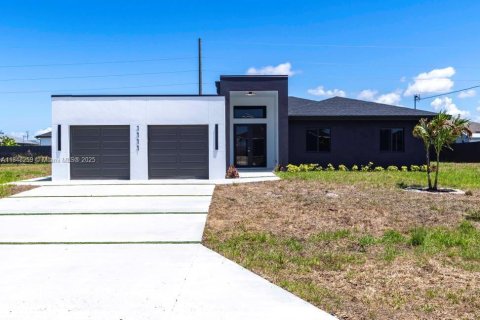 House in Cape Coral, Florida 4 bedrooms № 1961994 - photo 1