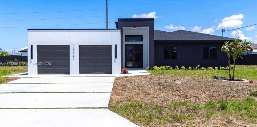 House in Cape Coral, Florida 4 bedrooms № 1961994